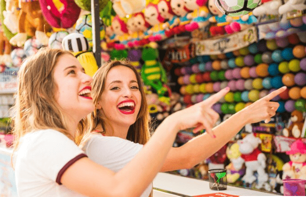 juego de dardos con globos en la feria