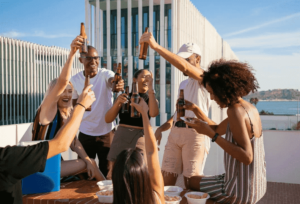 fiesta con juegos para beber